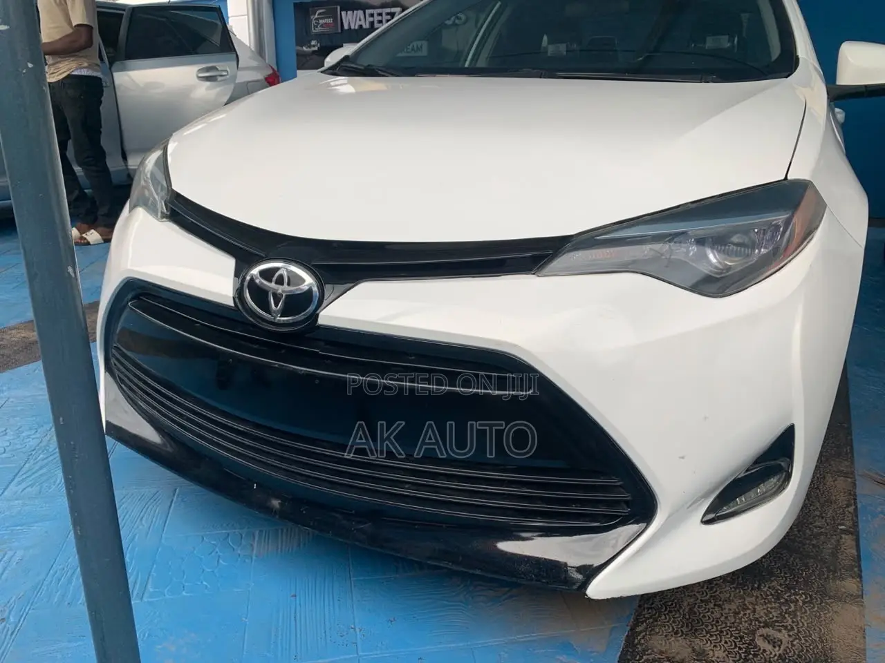 Toyota Corolla LE (1.8L 4cyl 2A) 2018 White