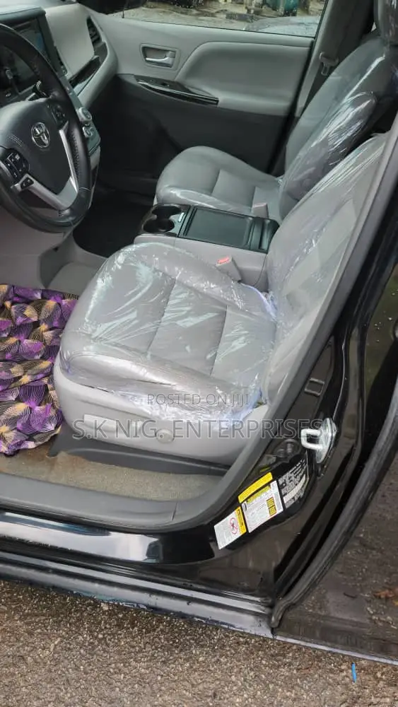 Toyota Sienna XLE 7 Passenger (3.5L 6cyl 6A) 2016 Black
