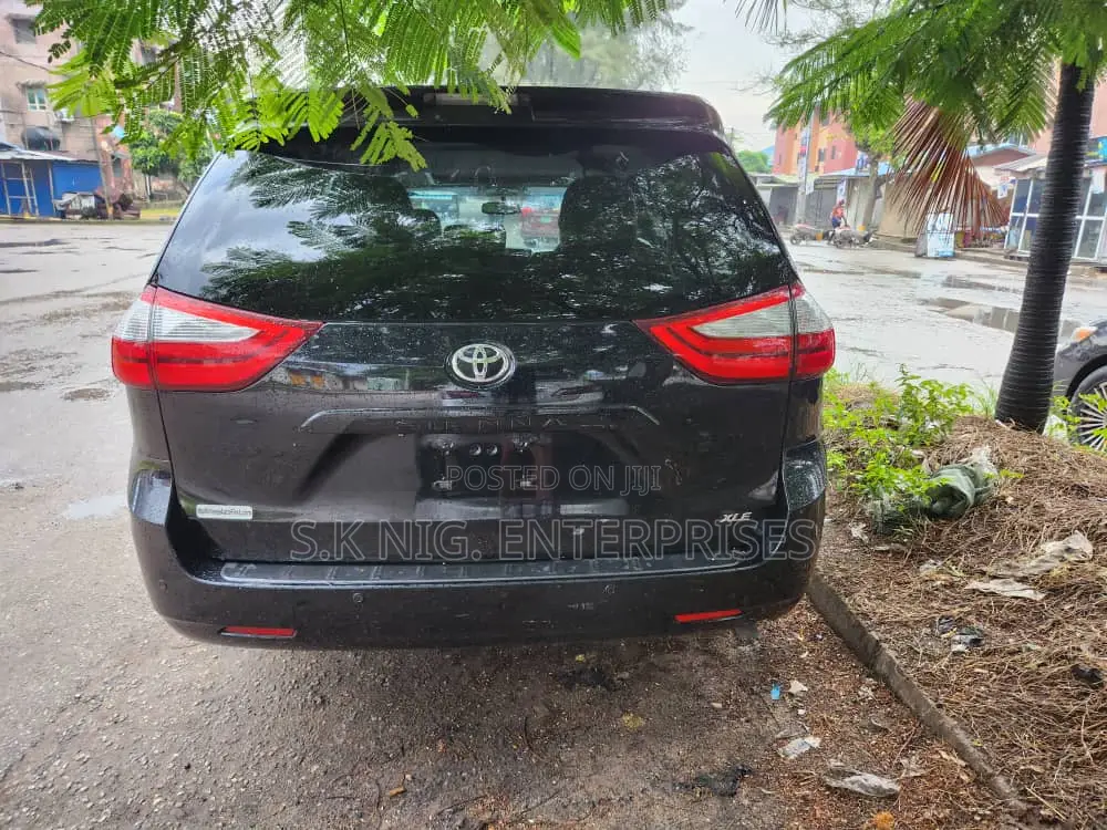 Toyota Sienna XLE 7 Passenger (3.5L 6cyl 6A) 2016 Black