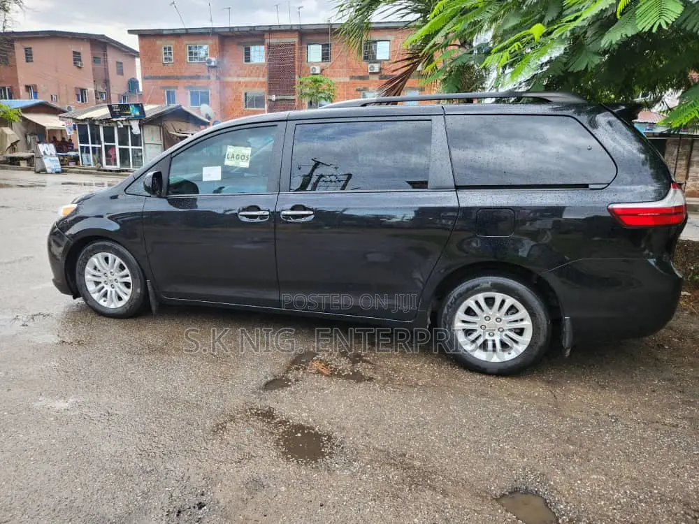Toyota Sienna XLE 7 Passenger (3.5L 6cyl 6A) 2016 Black