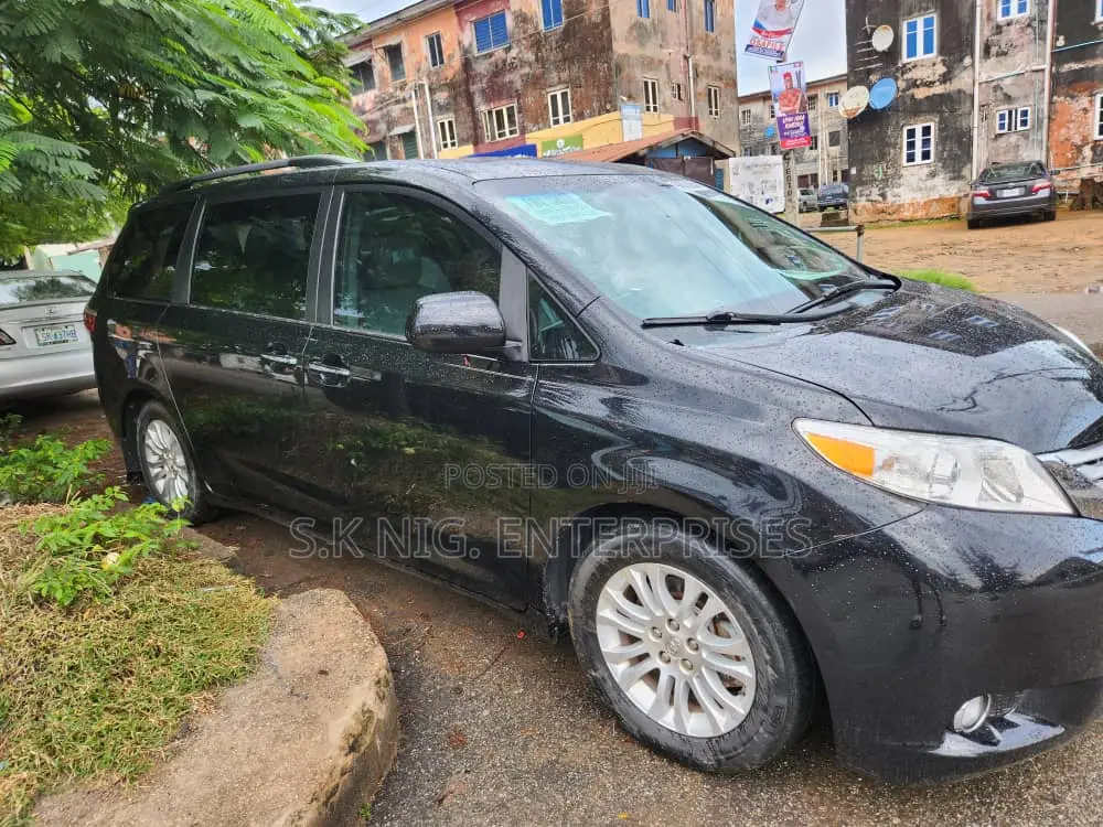 Toyota Sienna XLE 7 Passenger (3.5L 6cyl 6A) 2016 Black