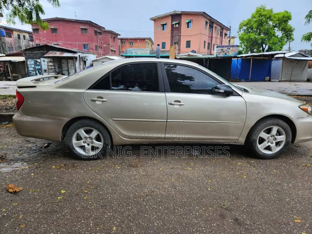Toyota Camry LE 4dr Sedan (2.4L 4cyl 4A) 2004 Gold