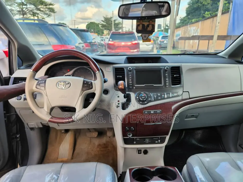 Toyota Sienna XLE 7 Passenger 2012 Silver
