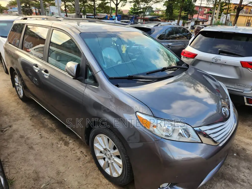 Toyota Sienna XLE 7 Passenger 2012 Silver