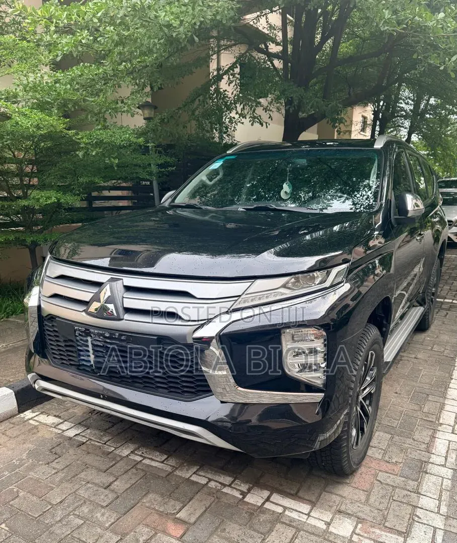 Mitsubishi Montero Sport 2023 Black