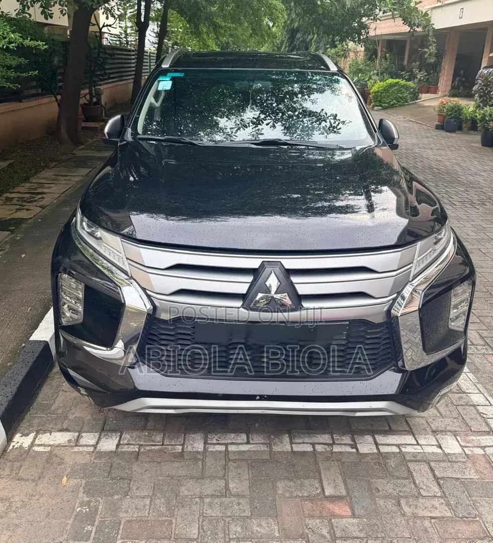 Mitsubishi Montero Sport 2023 Black