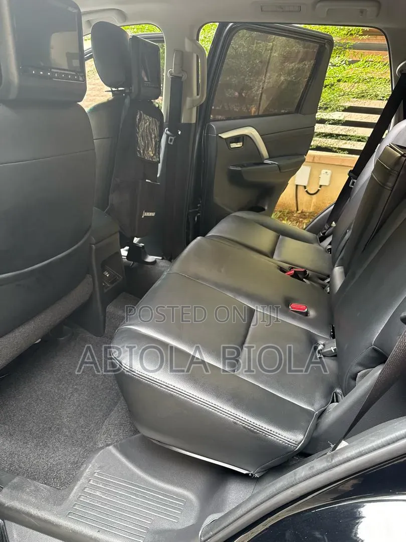 Mitsubishi Montero Sport 2023 Black