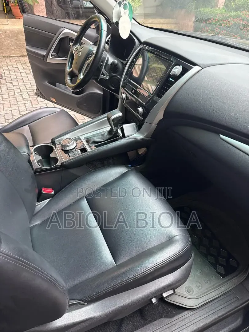 Mitsubishi Montero Sport 2023 Black