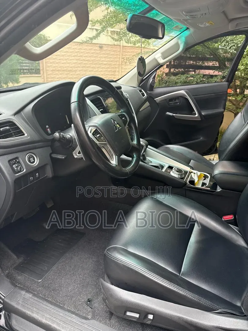 Mitsubishi Montero Sport 2023 Black