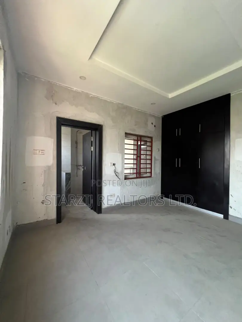 18bdrm Duplex in Jahi for sale
