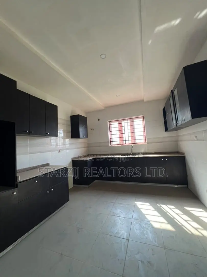 18bdrm Duplex in Jahi for sale