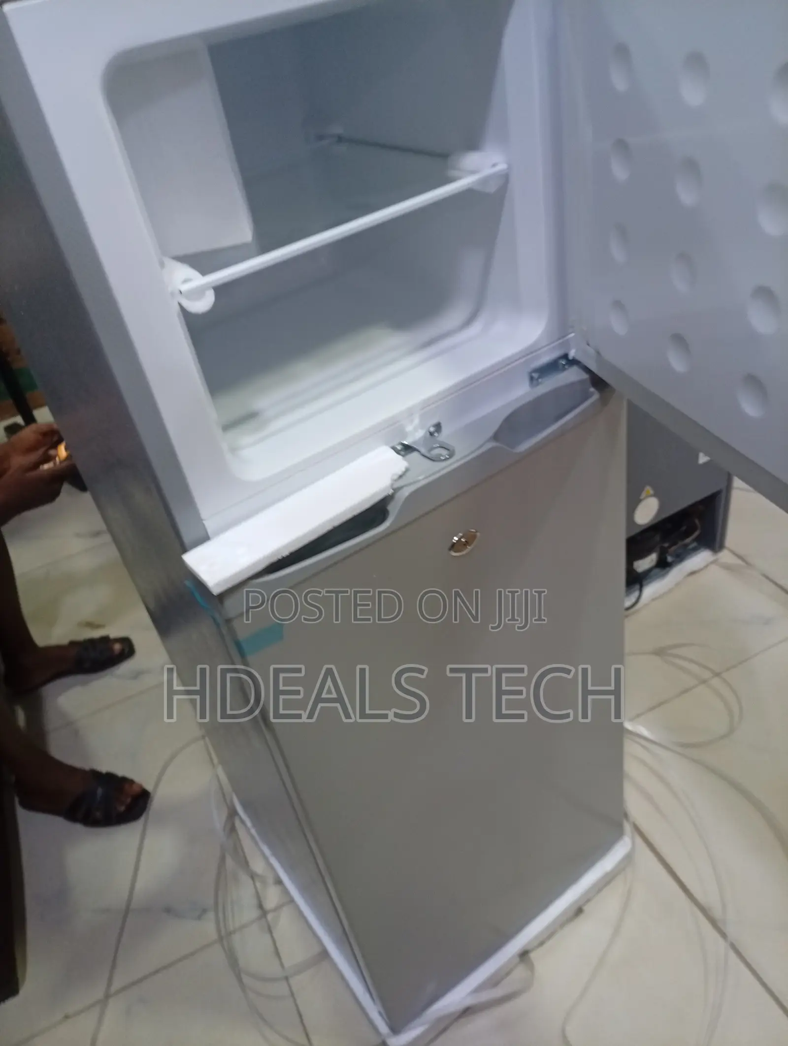 BCD 138HC Quality Home Appliance Featuring a Clean Design