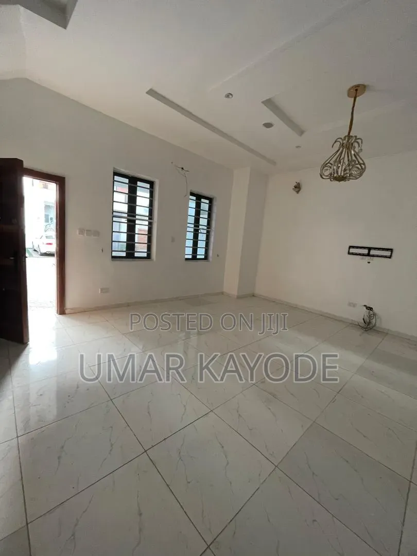 4bdrm Duplex in Chevron for sale