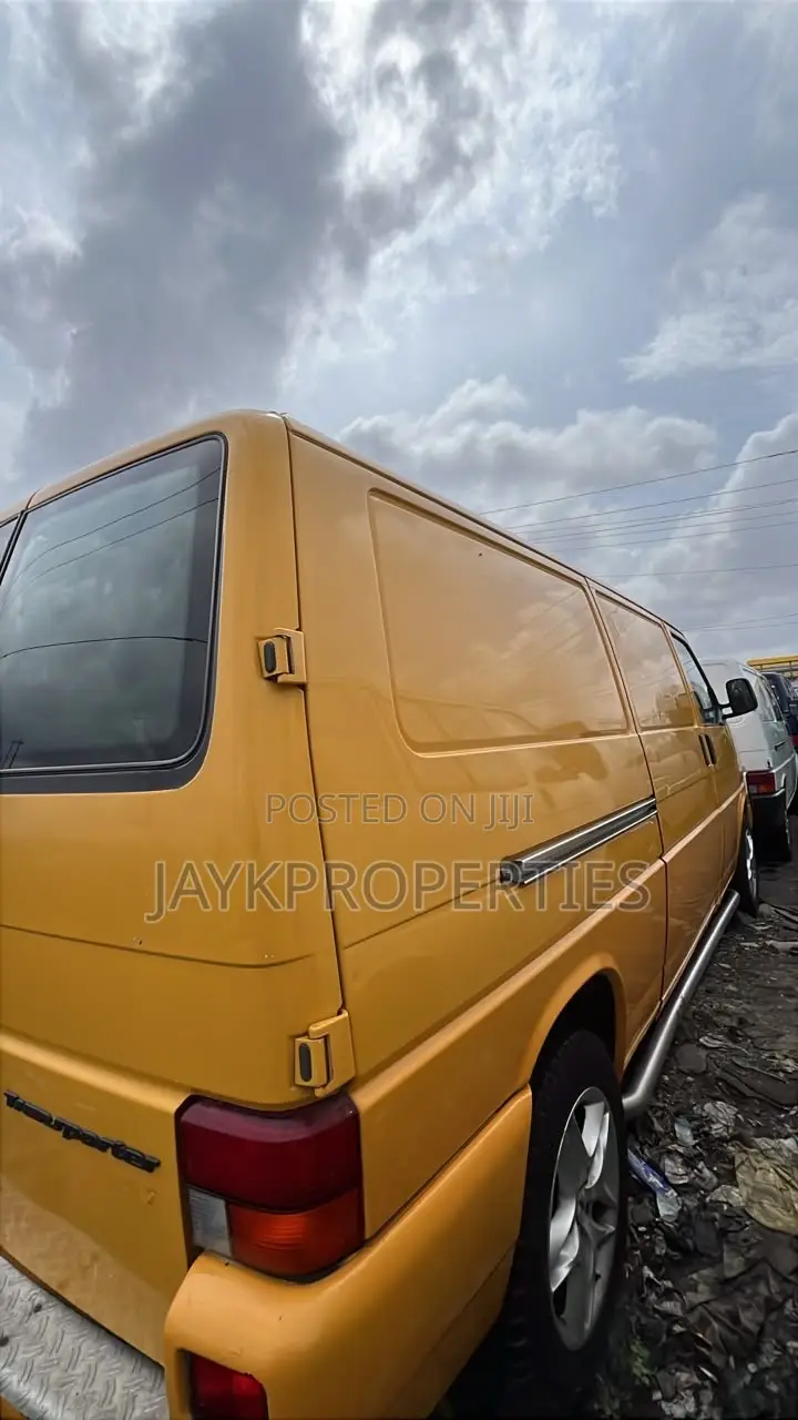 Volkswagen Transporter 2000 Yellow