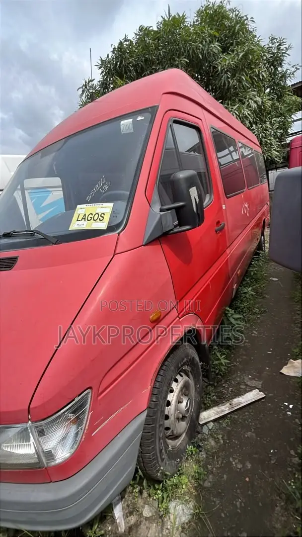 Mercedes-Benz Sprinter 2000 Red