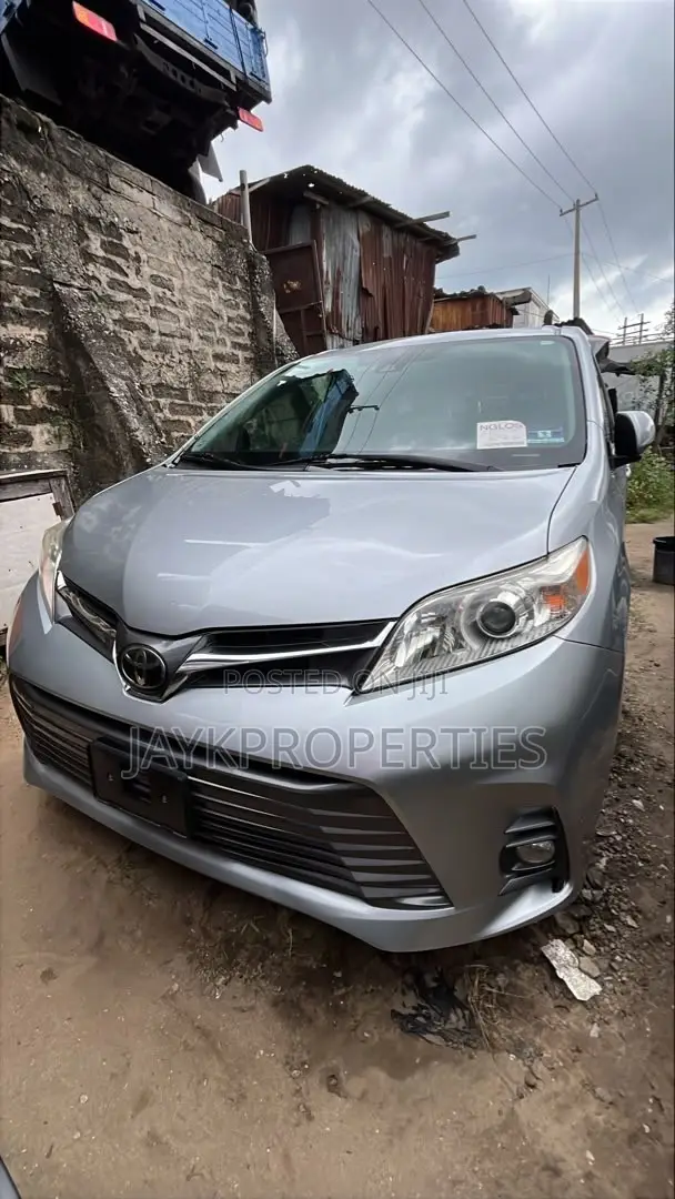 Toyota Sienna 2019 Silver