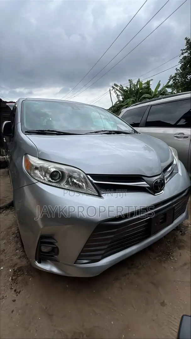 Toyota Sienna 2019 Silver