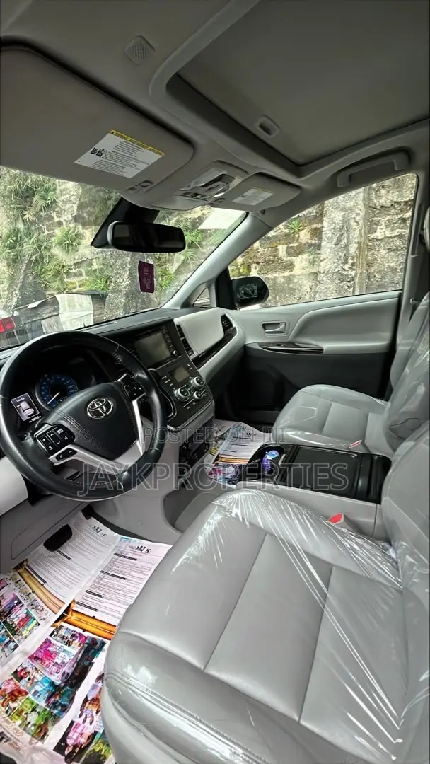 Toyota Sienna 2019 Silver