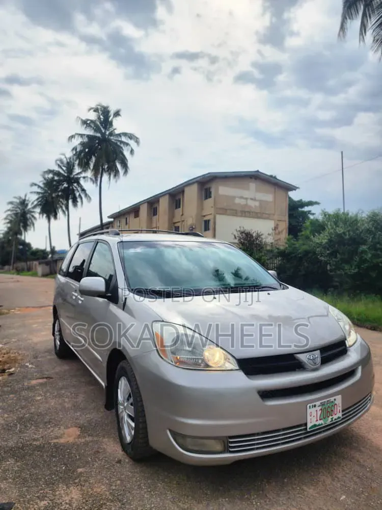 Toyota Sienna LE AWD 2005 Silver