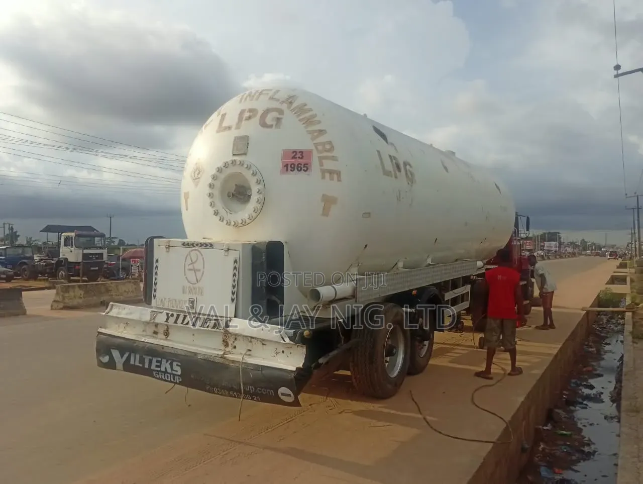Mack Truck With 22 - 25 TONS LPG GAS BOBTAIL -Construction Company
