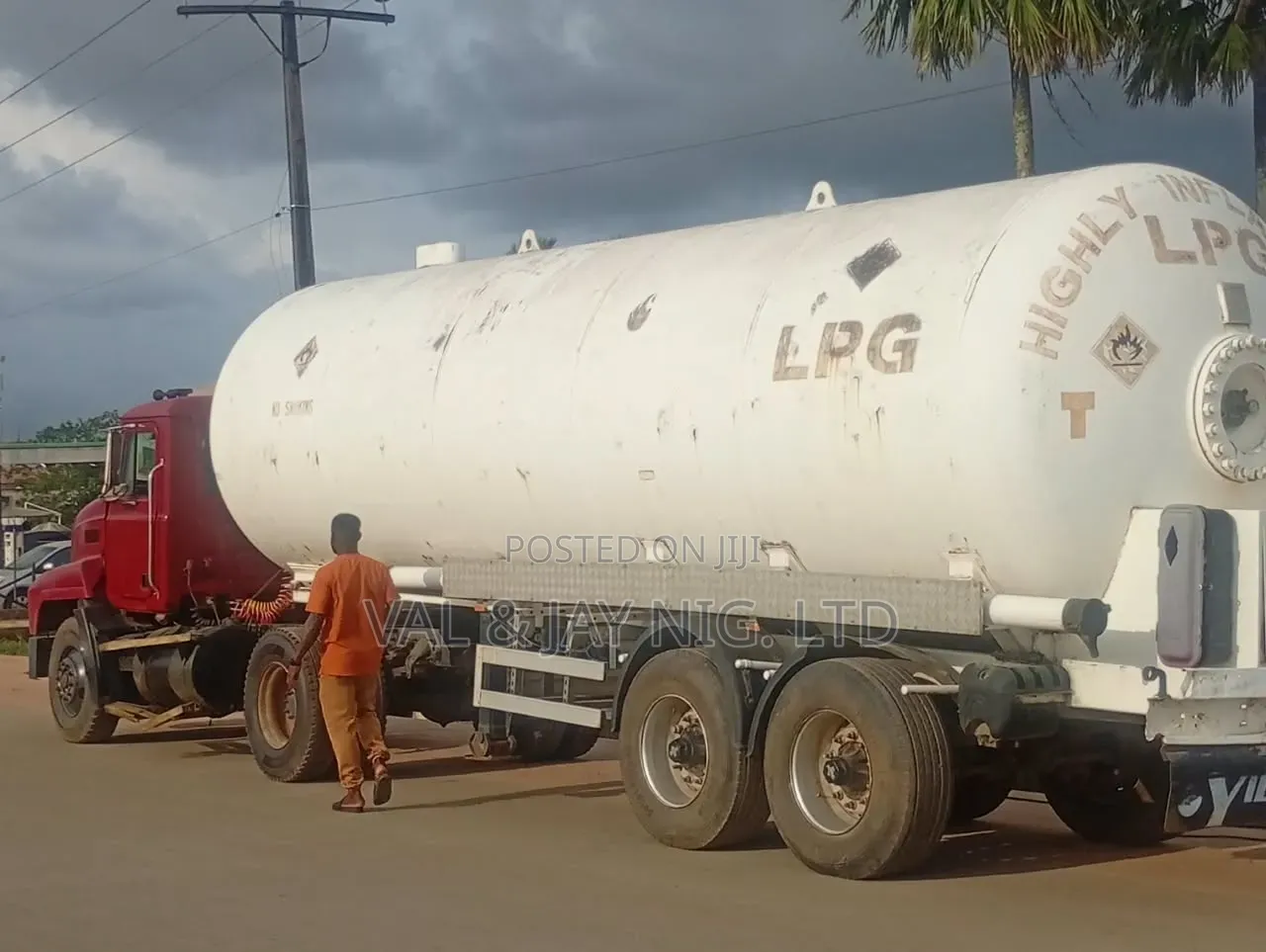 Mack Truck With 22 - 25 TONS LPG GAS BOBTAIL -Construction Company