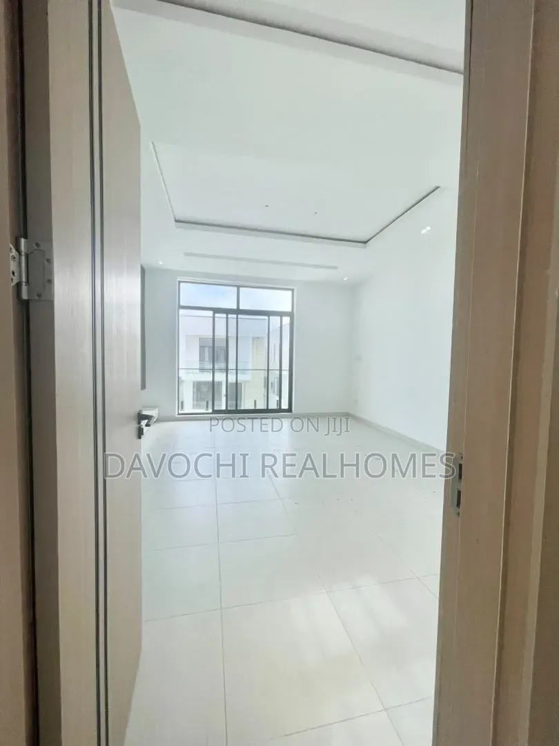 4bdrm Duplex in Ikota for sale
