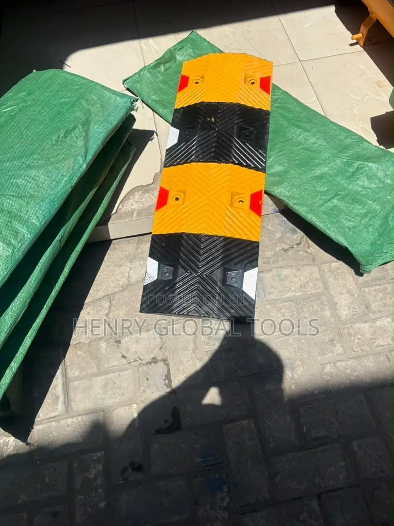 Heavy-Duty Speed Bump With Reflectors – Yellow & Black