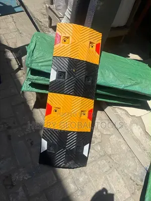 Heavy-Duty Speed Bump With Reflectors – Yellow & Black