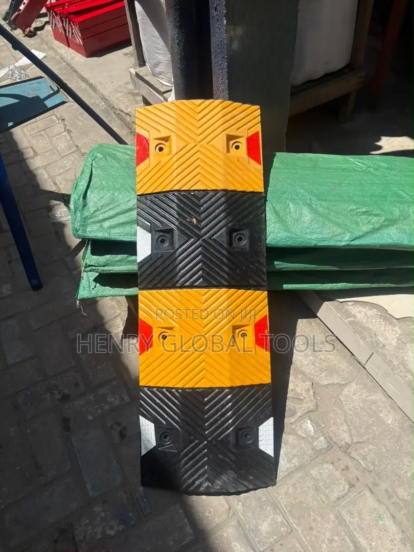 Heavy-Duty Speed Bump With Reflectors – Yellow & Black