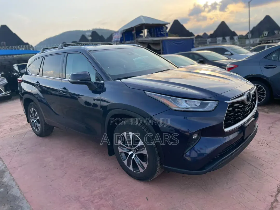Toyota Highlander XLE 2022 Blue