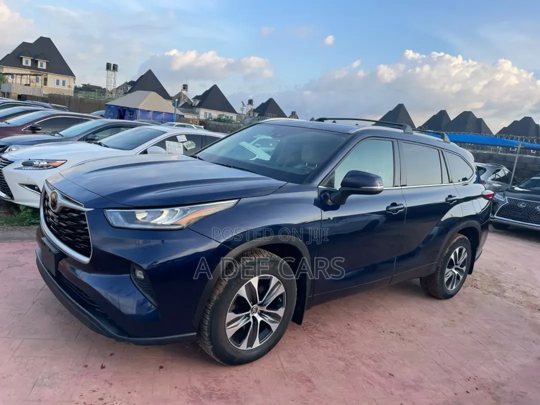Toyota Highlander XLE 2022 Blue