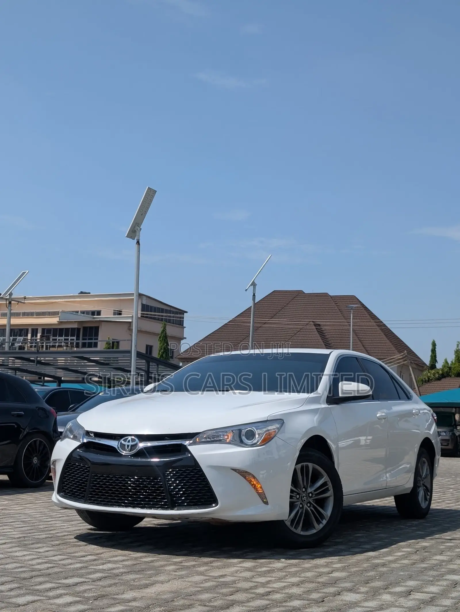 Toyota Camry SE 4dr Sedan (2.5L 4cyl 6A) 2017 White