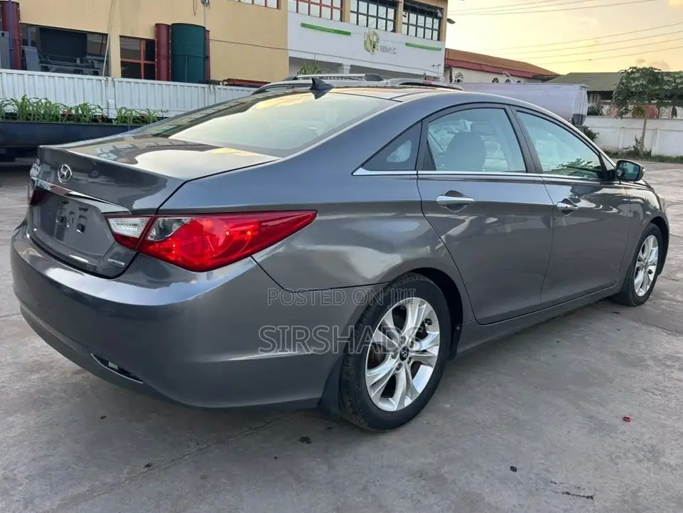 Hyundai Sonata Limited Sedan FWD (2.4L 4cyl 6A) 2012 Silver