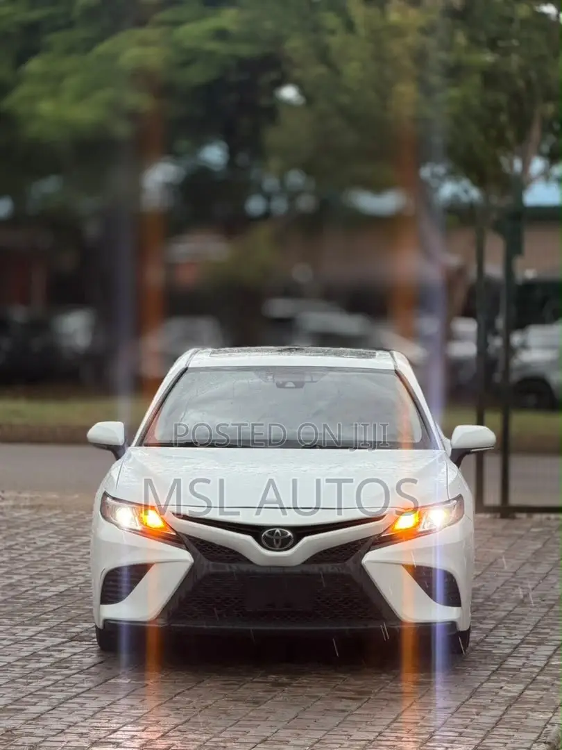Toyota Camry SE FWD 2020 White