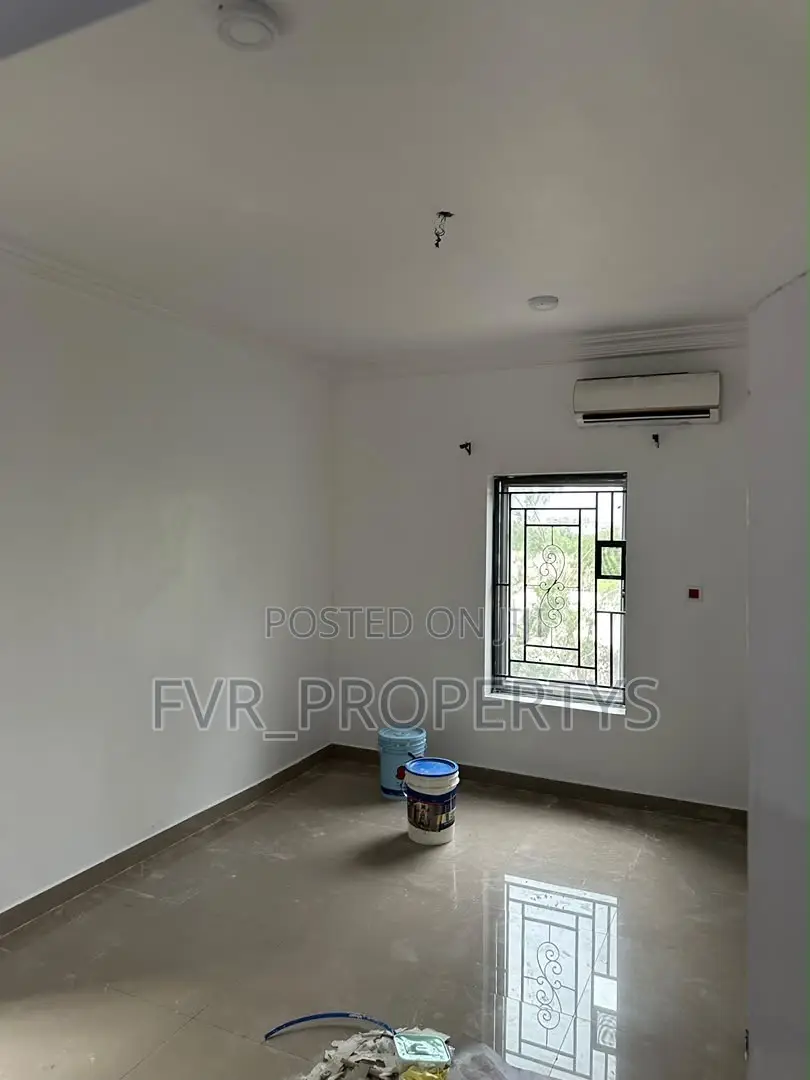 5bdrm Townhouse / Terrace in Bourdilon, Chevron for rent