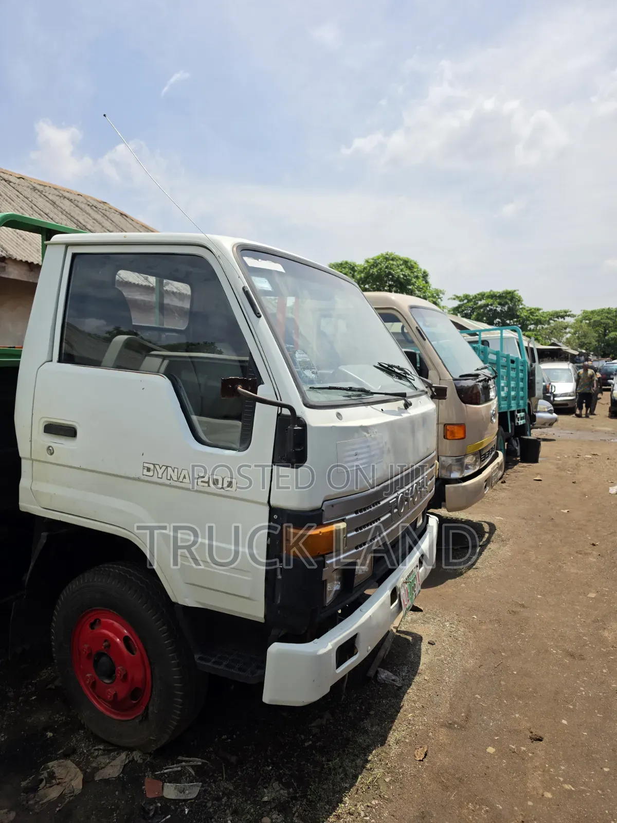 Toyota Dyna 200 Old Model First Body 2RZ Engine