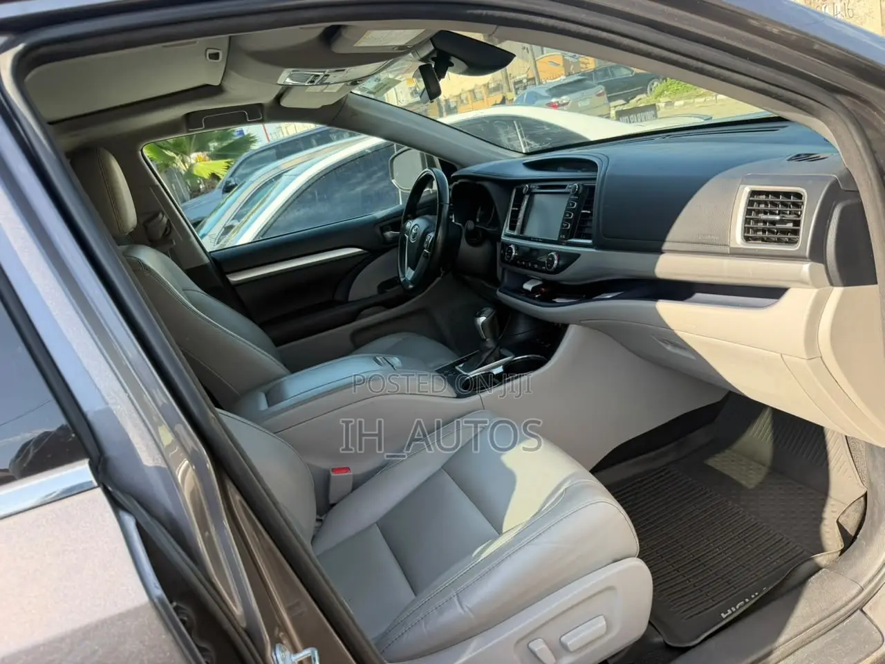 Toyota Highlander XLE 4x4 V6 (3.5L 6cyl 8A) 2017 Gray
