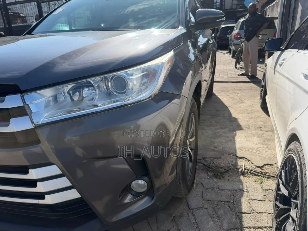 Toyota Highlander XLE 4x4 V6 (3.5L 6cyl 8A) 2017 Gray