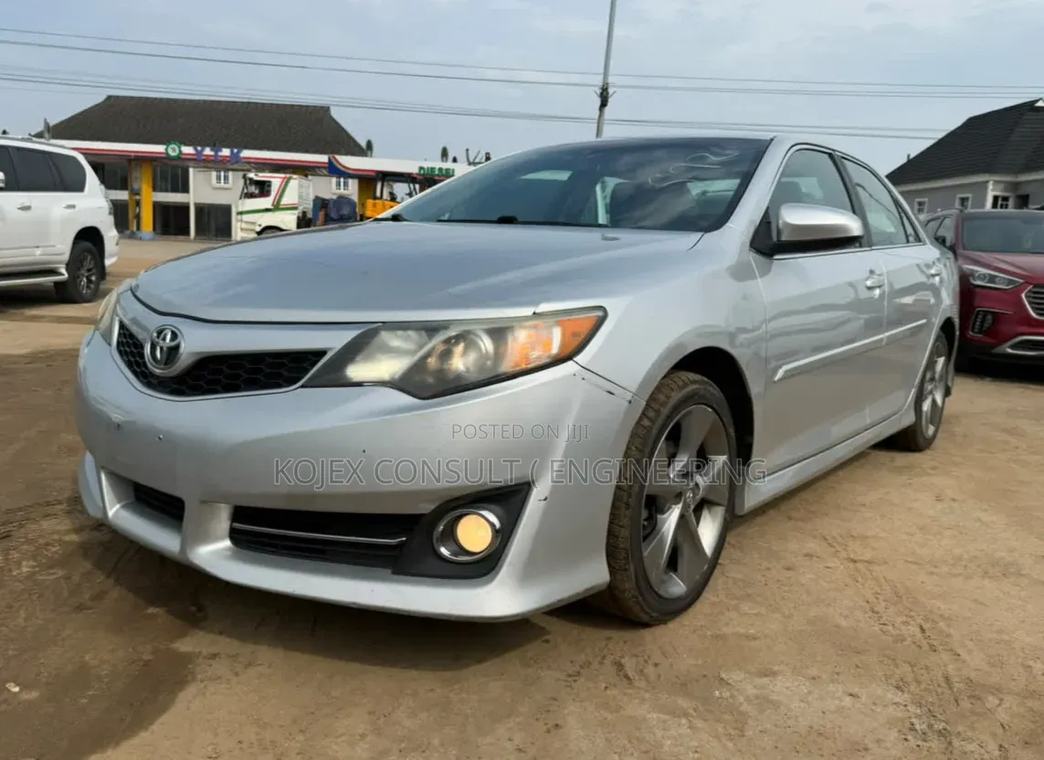 Toyota Camry SE V6 4dr Sedan (3.5L 6cyl 6A) 2013 Silver