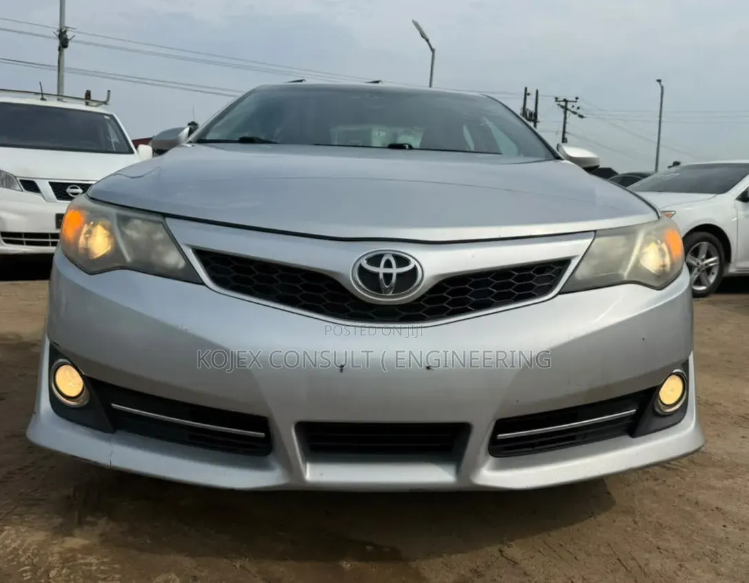 Toyota Camry SE V6 4dr Sedan (3.5L 6cyl 6A) 2013 Silver
