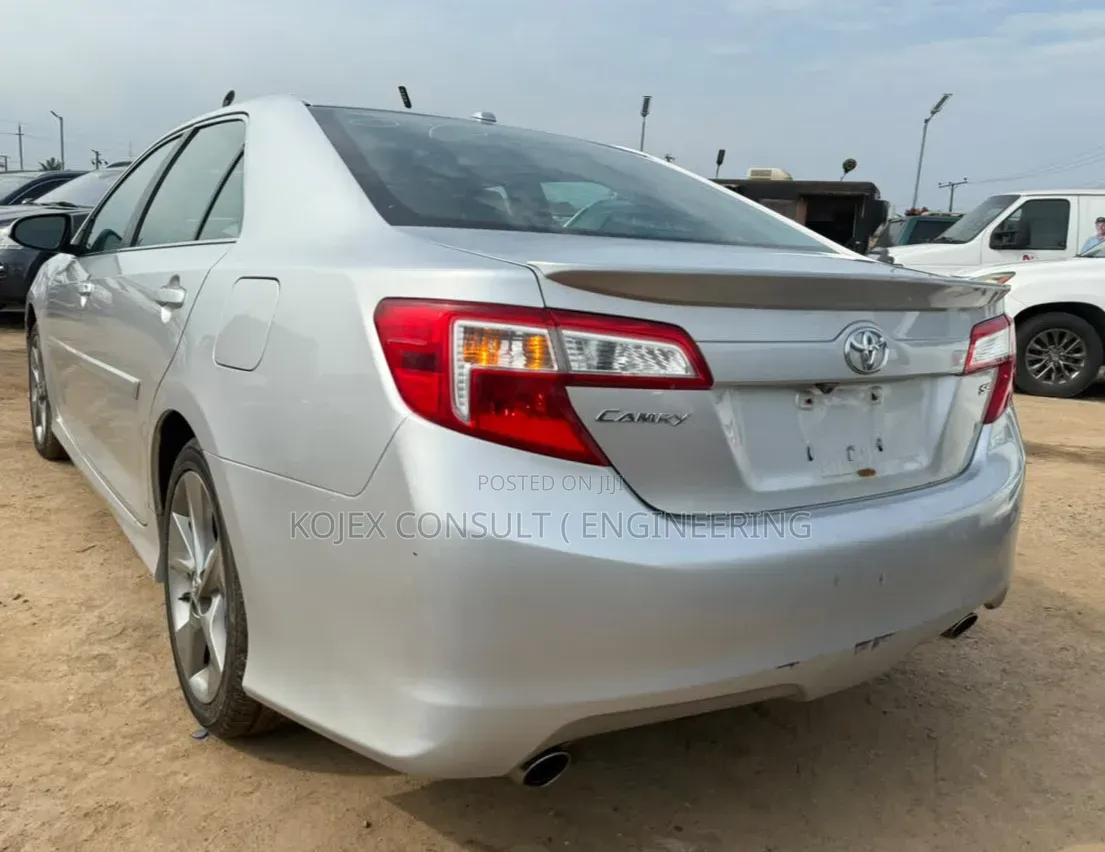 Toyota Camry SE V6 4dr Sedan (3.5L 6cyl 6A) 2013 Silver