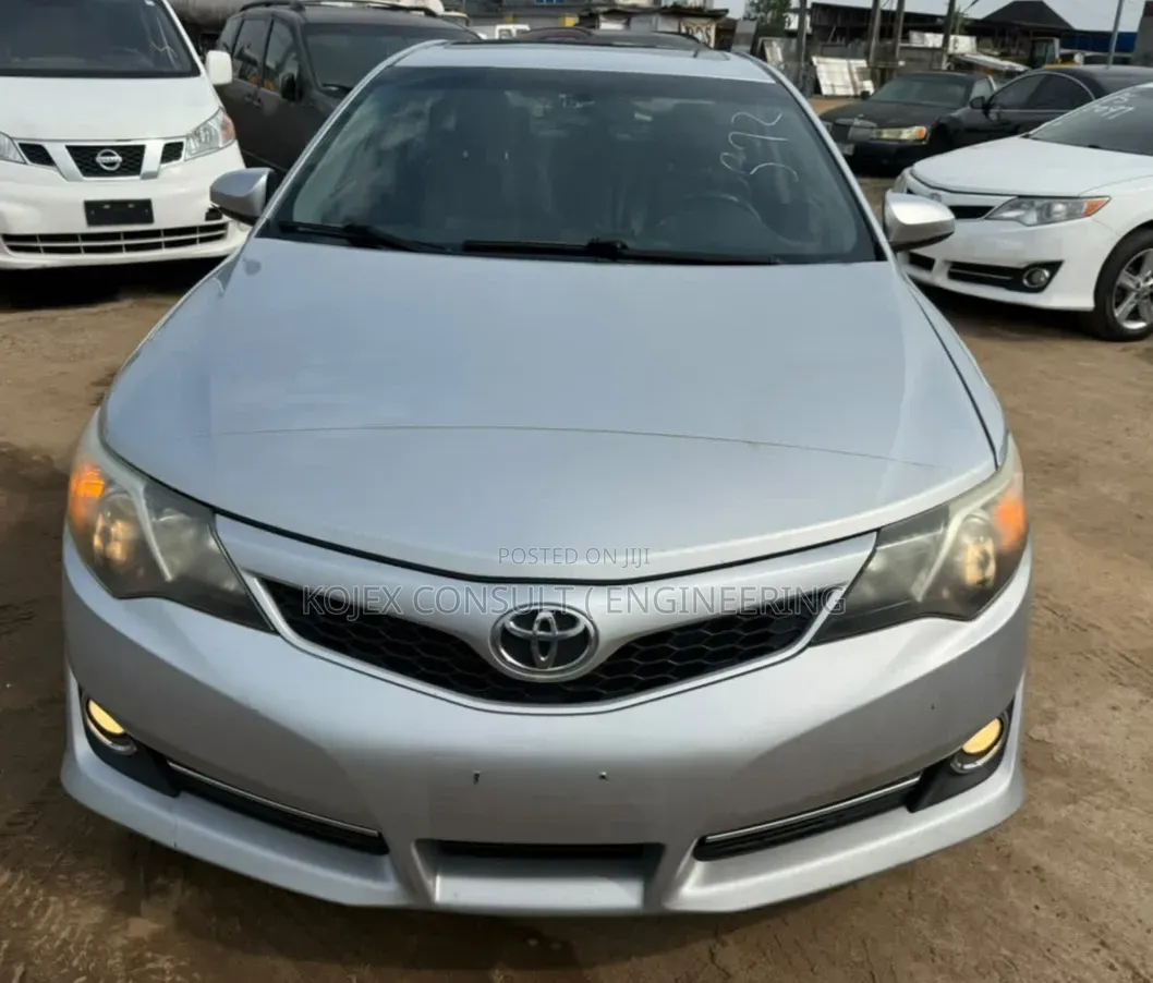 Toyota Camry SE V6 4dr Sedan (3.5L 6cyl 6A) 2013 Silver