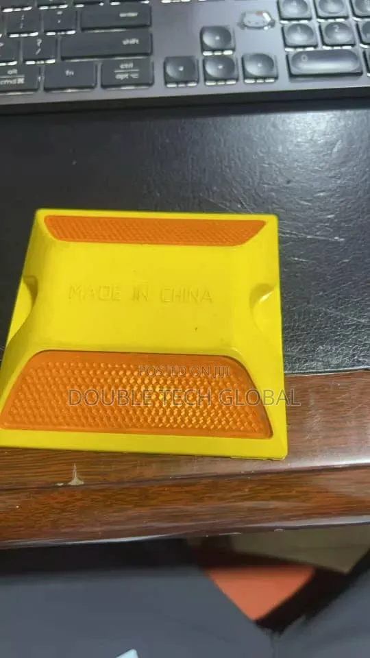Reflective Road Stud - Yellow Plastic Cat Eye Road Marker
