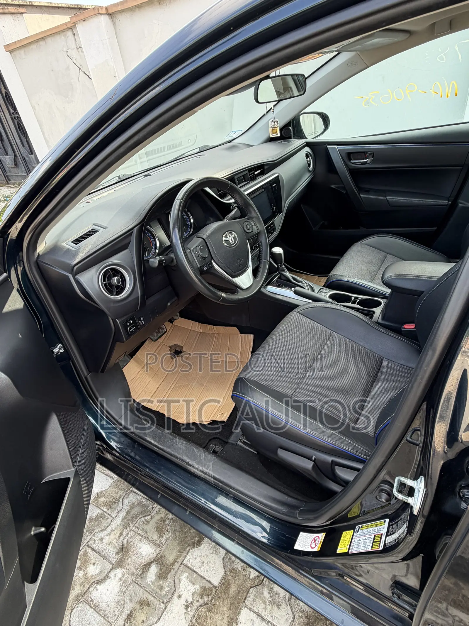 Toyota Corolla SE (1.8L 4cyl 6M) 2018 Black