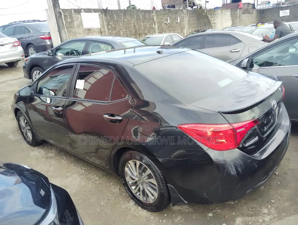 Toyota Corolla XLE (1.8L 4cyl 2A) 2018 Black