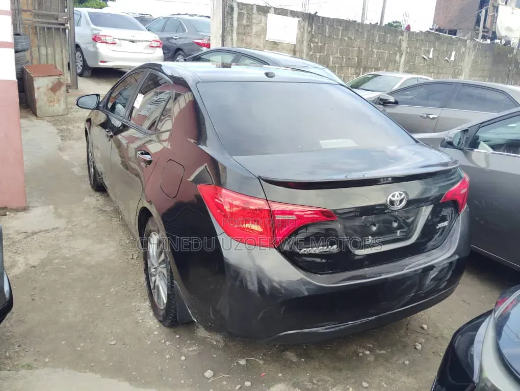 Toyota Corolla XLE (1.8L 4cyl 2A) 2018 Black
