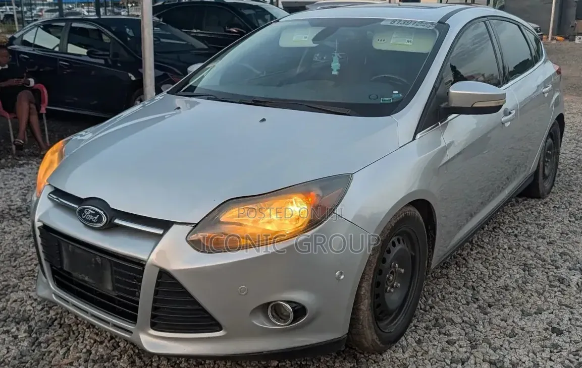 Ford Focus Titanium Sedan FWD (2.0L 4cyl 5M) 2013 Silver