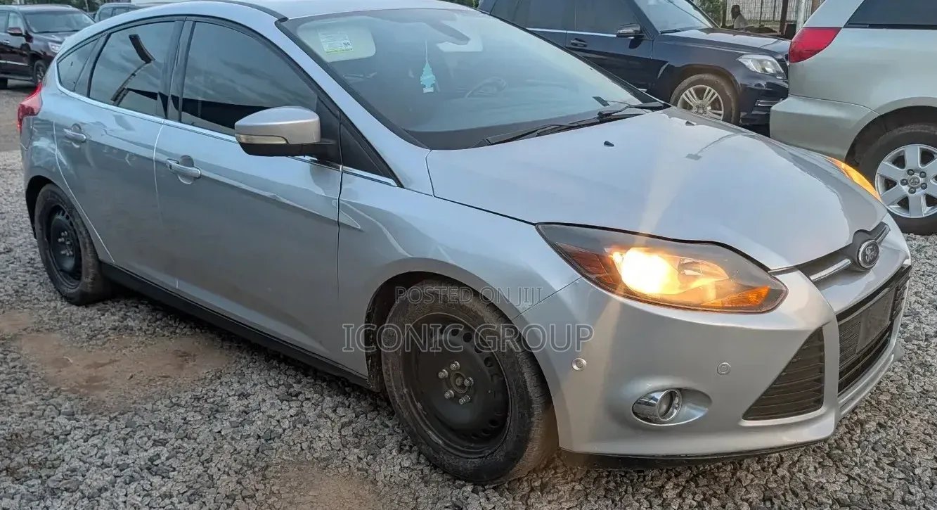 Ford Focus Titanium Sedan FWD (2.0L 4cyl 5M) 2013 Silver