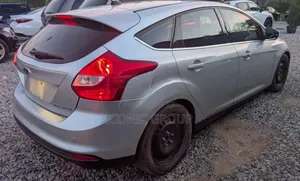 Ford Focus Titanium Sedan FWD (2.0L 4cyl 5M) 2013 Silver