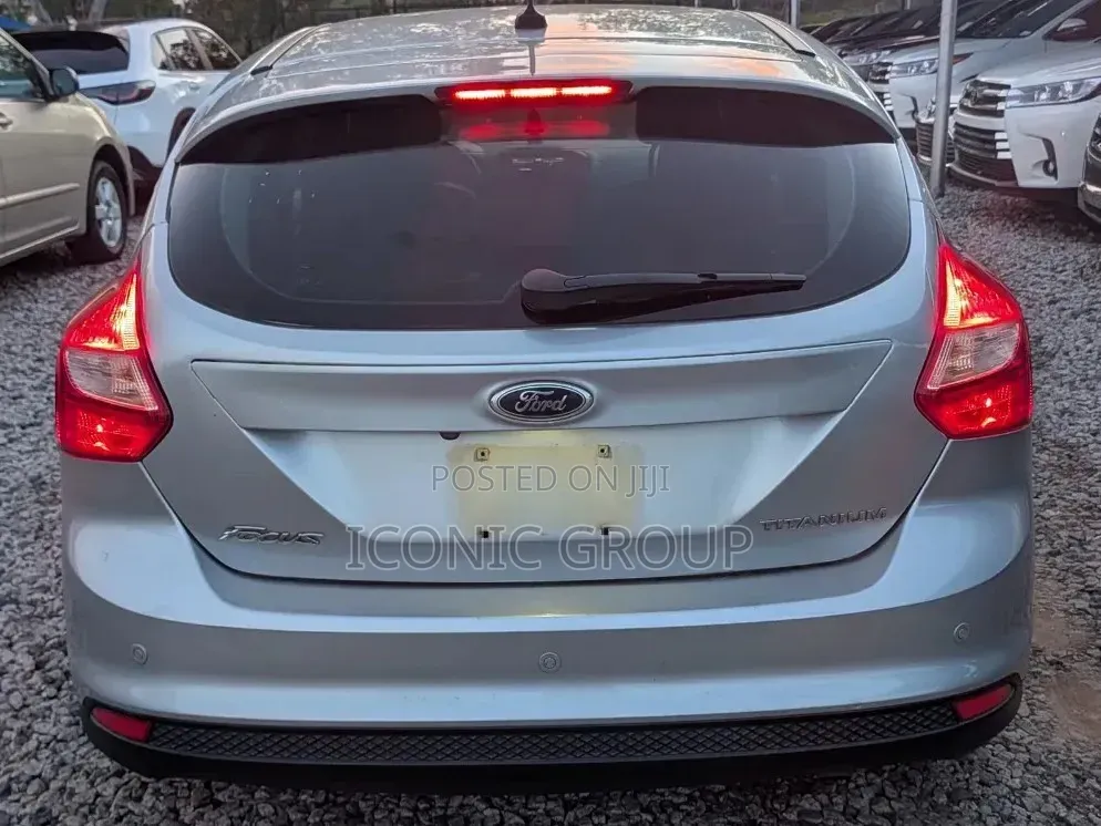 Ford Focus Titanium Sedan FWD (2.0L 4cyl 5M) 2013 Silver
